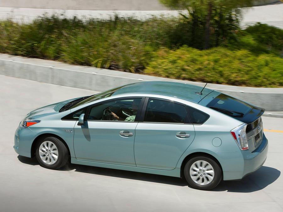  Toyota Prius Plug-In Hybrid 2011 года  (US) (фото 8 из 13)